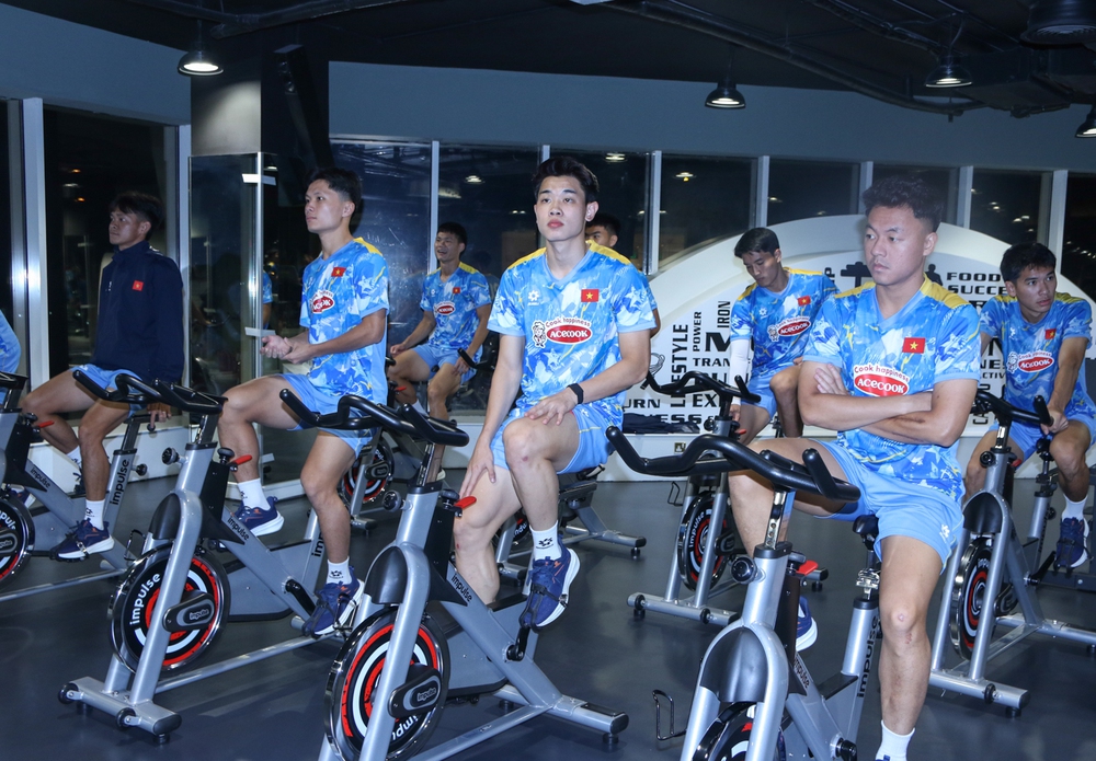 Tin nóng bóng đá Việt Nam hôm nay 27/12: U23 Việt Nam loại một cầu thủ vào ngày 30/12; Hoàng Đức khen Đình Bắc sau khi nhận Quả bóng vàng_695234ddf3ad4.jpeg